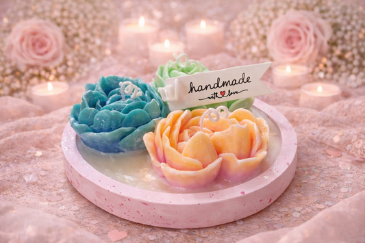 Handgemachtes Kerzen Set mit Rosenblüten in Pastellfarben auf Tablett – romantische Deko Kerzen, Geschenkidee für Hochzeit, Geburtstag oder Valentinstag