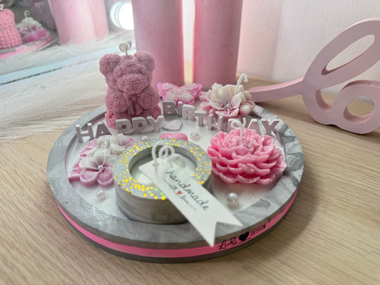 Birthday Moments – dekorativer Geburtstags-Teller in Marmoroptik mit floralen Elementen