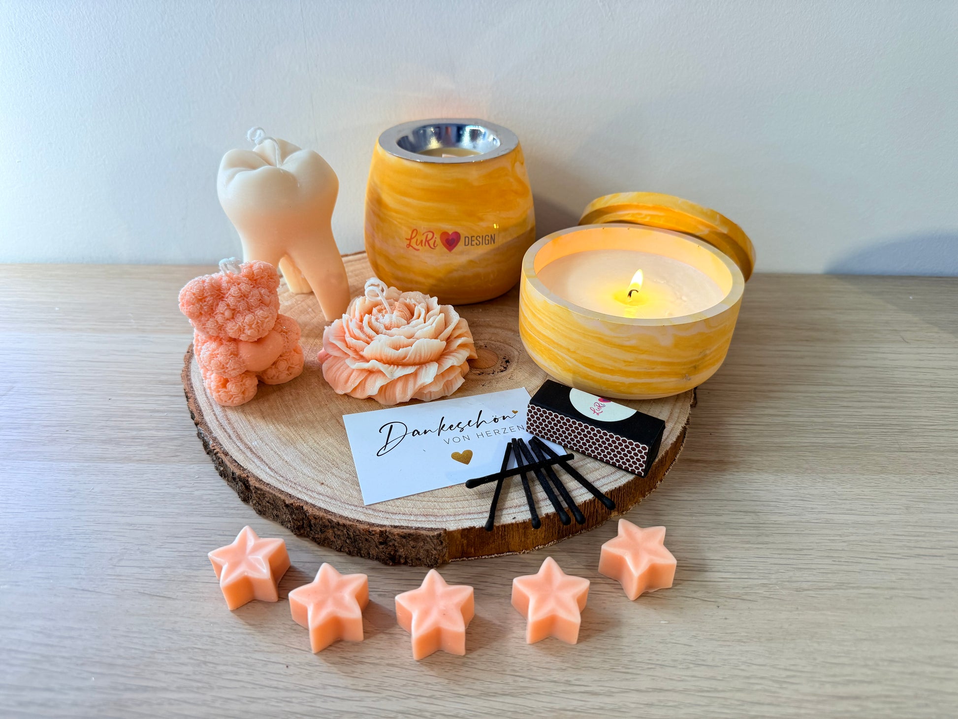 Dekoratives Kerzen Set mit warmer Beleuchtung, Duftkerzen und Wax Melts auf Holztablett im romantischen Geschenkstil, Zahnkerze 