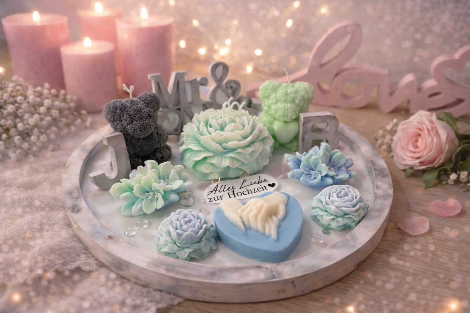Personalisiertes Hochzeits Kerzen Set mit Blumen- und Bärenkerzen auf rundem Tablett – handgemachte romantische Geschenkidee zur Hochzeit oder Verlobung