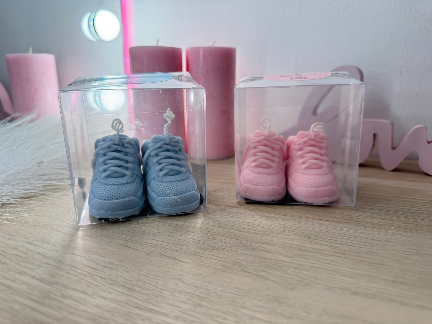Deko Kerzen Baby Schuhe in transparenter Box – Geschenkidee zur Geburt für Mädchen und Jungen, handmade Geschenkset
