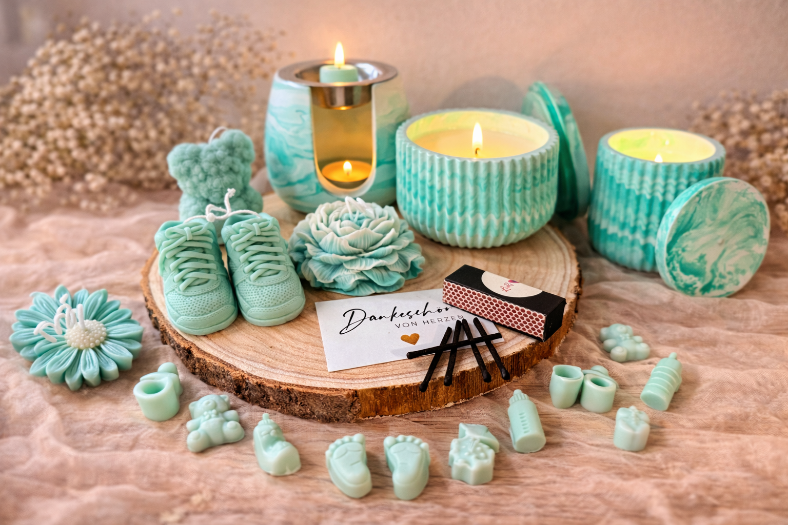 Romantisches Kerzen Geschenkset in Mint Grün mit Baby Motiven, Duftkerzen und Wax Melts auf Holztablett im liebevollen Lifestyle Stil