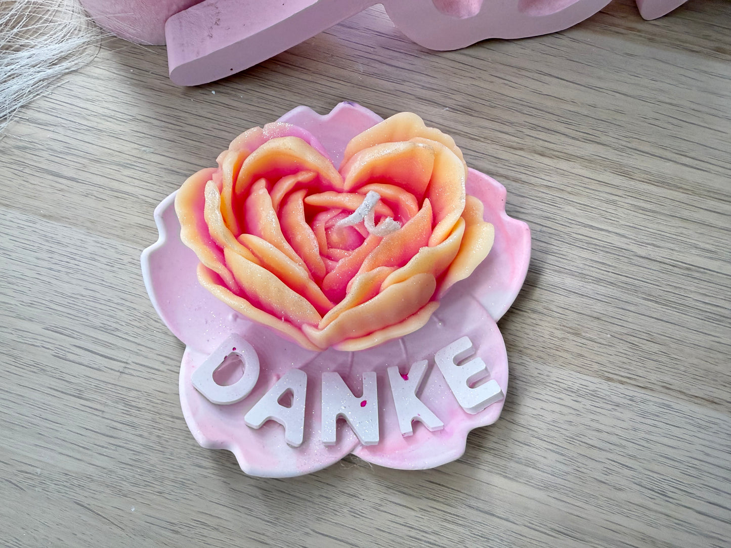 Handgegossene Blütenkerze als besonderes Dankeschön – edles Geschenk in Rosa & Apricot – personalisierbares Geschenk – handgemacht, personalisierbar, hochwertige Deko