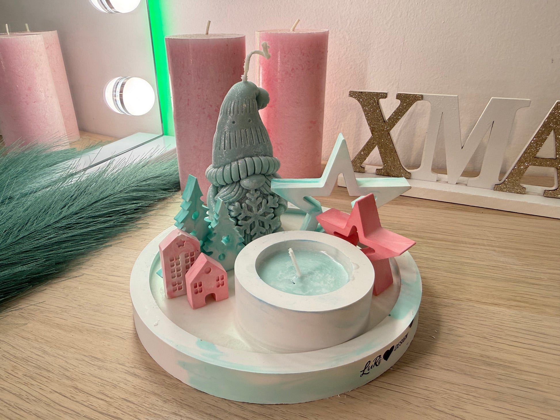 Handgegossenes Winter-Dekoarrangement in Pastell – moderne Geschenkidee für die Weihnachtszeit – personalisierbare Winterdekoration – handgemacht, personalisierbar, hochwertige Deko