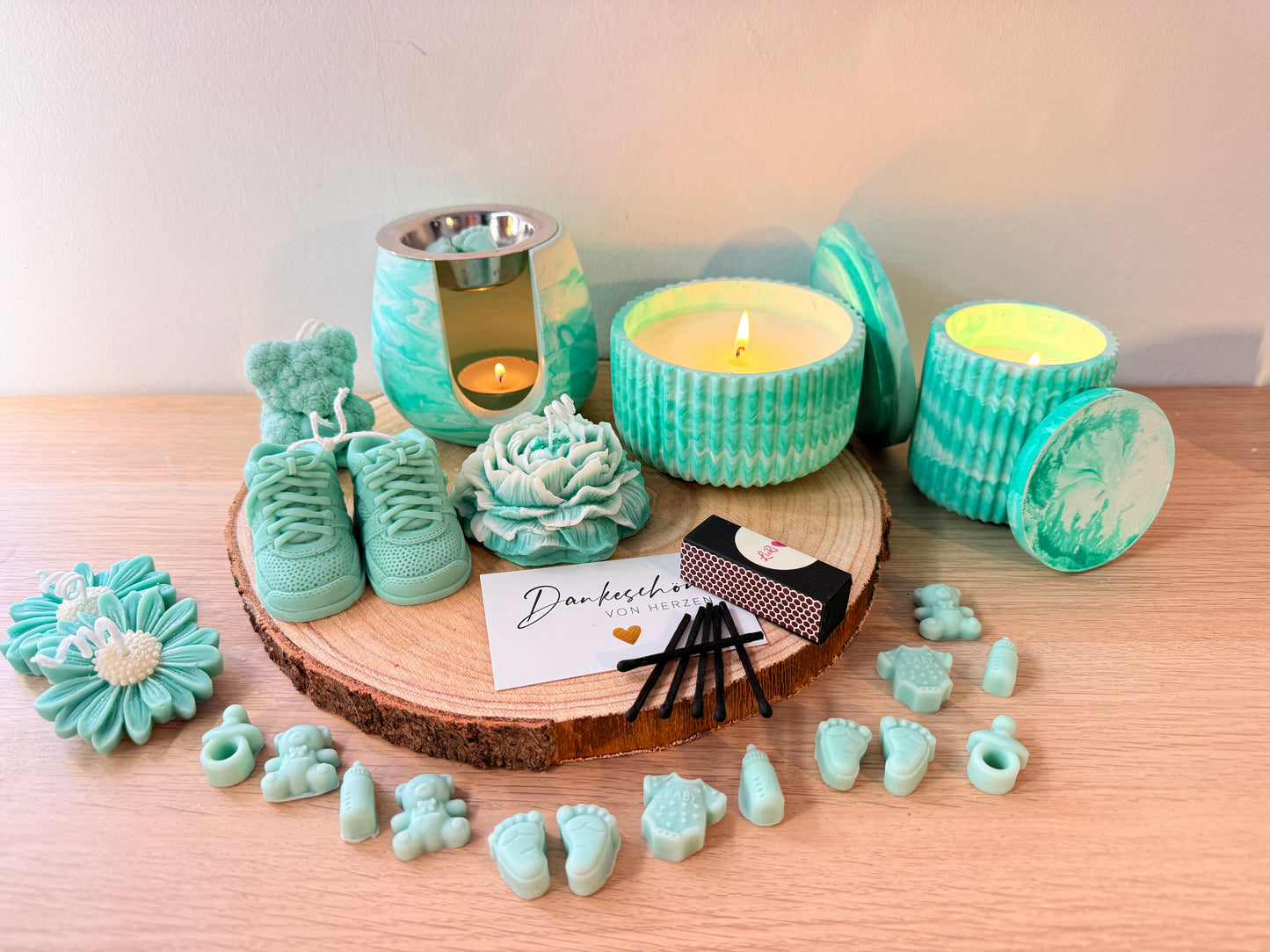 Geschenkbox Geburt- mit Duftwachsschmelzer, Duftkerzen und Dekokerzen, Duftmelts im Babydesign