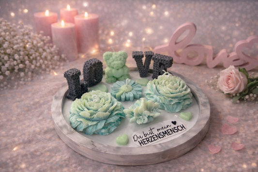 Personalisierte Kerzen Deko mit LOVE Schriftzug, Rosenkerzen und Spruch „Du bist mein Herzensmensch“ auf rundem Tablett, handgemachtes romantisches Geschenk für Hochzeit, Jahrestag oder Valentinstag