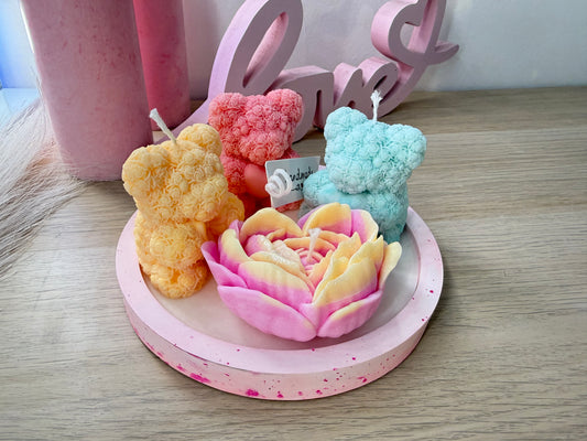 Rosenbär-Kerzen-Set auf handgefertigter Gips-Schale – exklusives Design, liebevoll in Handarbeit gefertigt – personalisierbares Geschenk – handgemacht, personalisierbar, hochwertige Deko