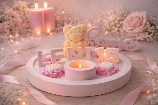 Handgemachtes Kerzen Geschenk für 15. Geburtstag mit Name Leni – stilvolle Deko mit Blütenkerzen und sanftem Licht