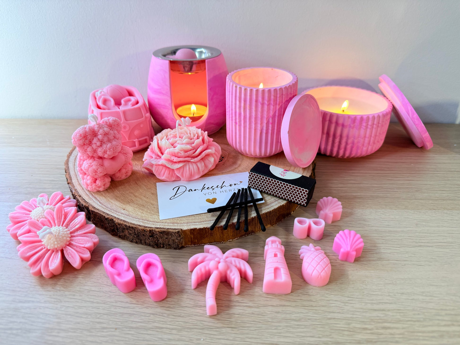 Handgemachtes Kerzen Arrangement in Rosatönen mit Duftkerzen, Wax Melts und liebevoller Dekoration als Geschenkidee für jeden Anlass