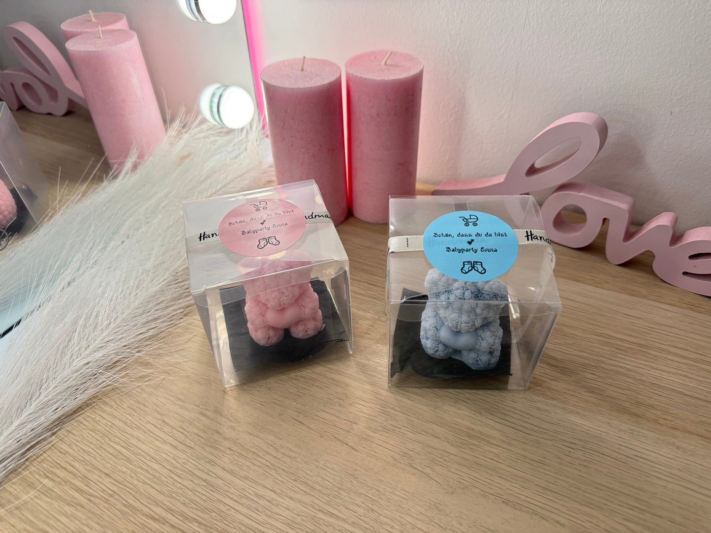 Baby Party Gastgeschenk – Teddy Kerze mit personalisiertem Sticker