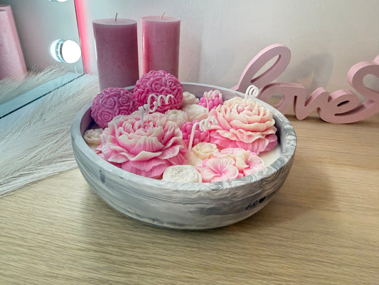 Dekorative Schale in Marmoroptik mit rosa Sojawachs-Blütenarrangement
