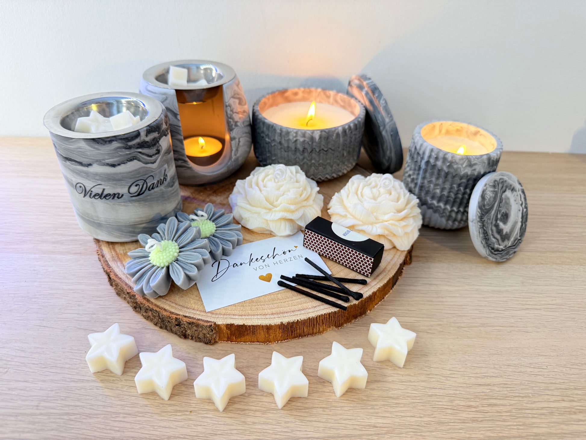 Duftkerzen Geschenkset mit Duftlampe und Dekokerzen auf Holzteller – hochwertiges Mitarbeitergeschenk und Kundengeschenk für Firmen und private Anlässe