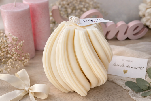 Handgemachte Swirl Kerze 600g in Creme – dekorative Designkerze im romantischen Stil auf Holz mit Schleife und Deko