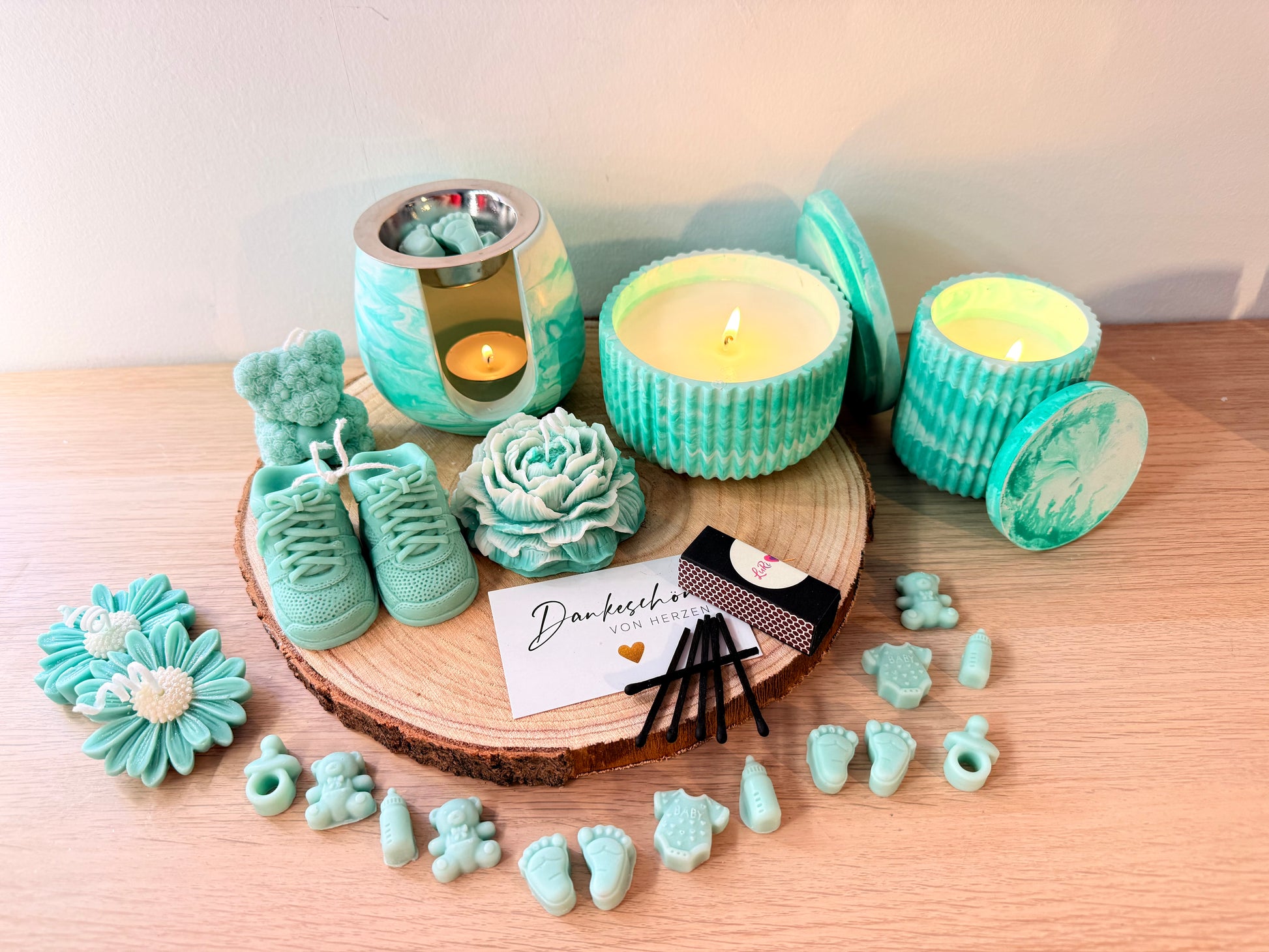 Liebevoll dekoriertes Kerzen Set mit Baby Figuren, Duftkerzen und Wax Melts im romantischen Lifestyle Stil als Geschenk zur Geburt oder Taufe