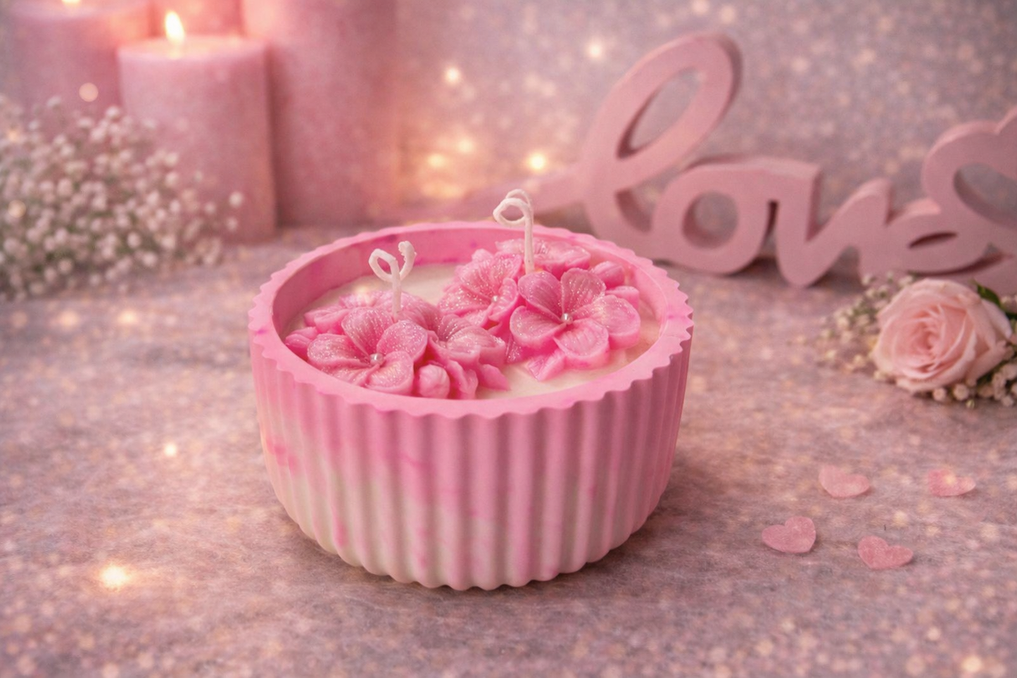 Romantische handgemachte Deko-Kerze in geriffelter Schale mit rosa Blüten – stilvolles Geschenk für Hochzeit, Valentinstag oder besondere Anlässe