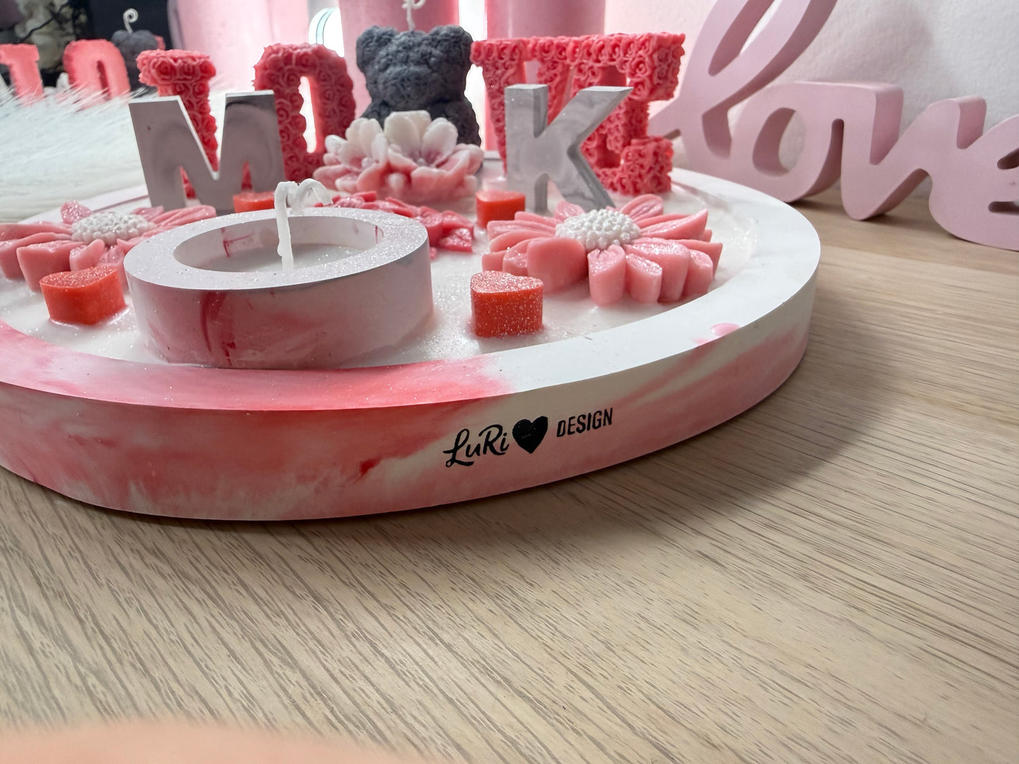 LOVE-Schale Rosa XXL– Handgegossene Deko-Schale mit Blüten, Bärenfigur & Initialen (personaliserbar)