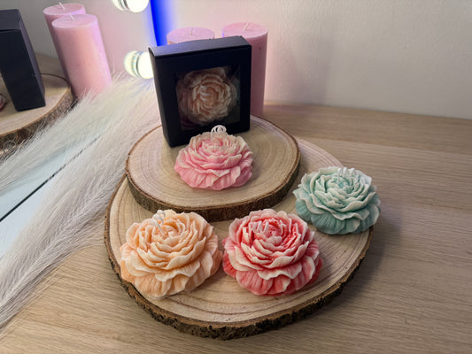 Blütenkerze aus Sojawachs – handgefertigte Deko-Blume in Wunschfarbe | Little Moments & Firmengeschenk