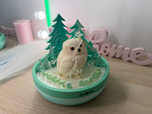 Handgefertigte Winter-Schale in Mintgrün mit einer cremefarbenen Eulen-Kerze, 3D-Tannenwald aus Gips und Schriftzug ‚Liebste Mama‘.