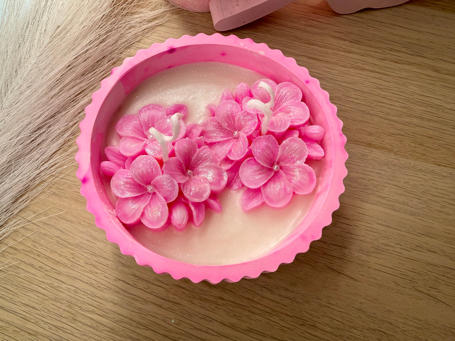 Handgegossene Blütenkerze in Rosé – moderne Deko & besondere Geschenkidee – personalisierbares Geschenk – handgemacht, personalisierbar, hochwertige Deko