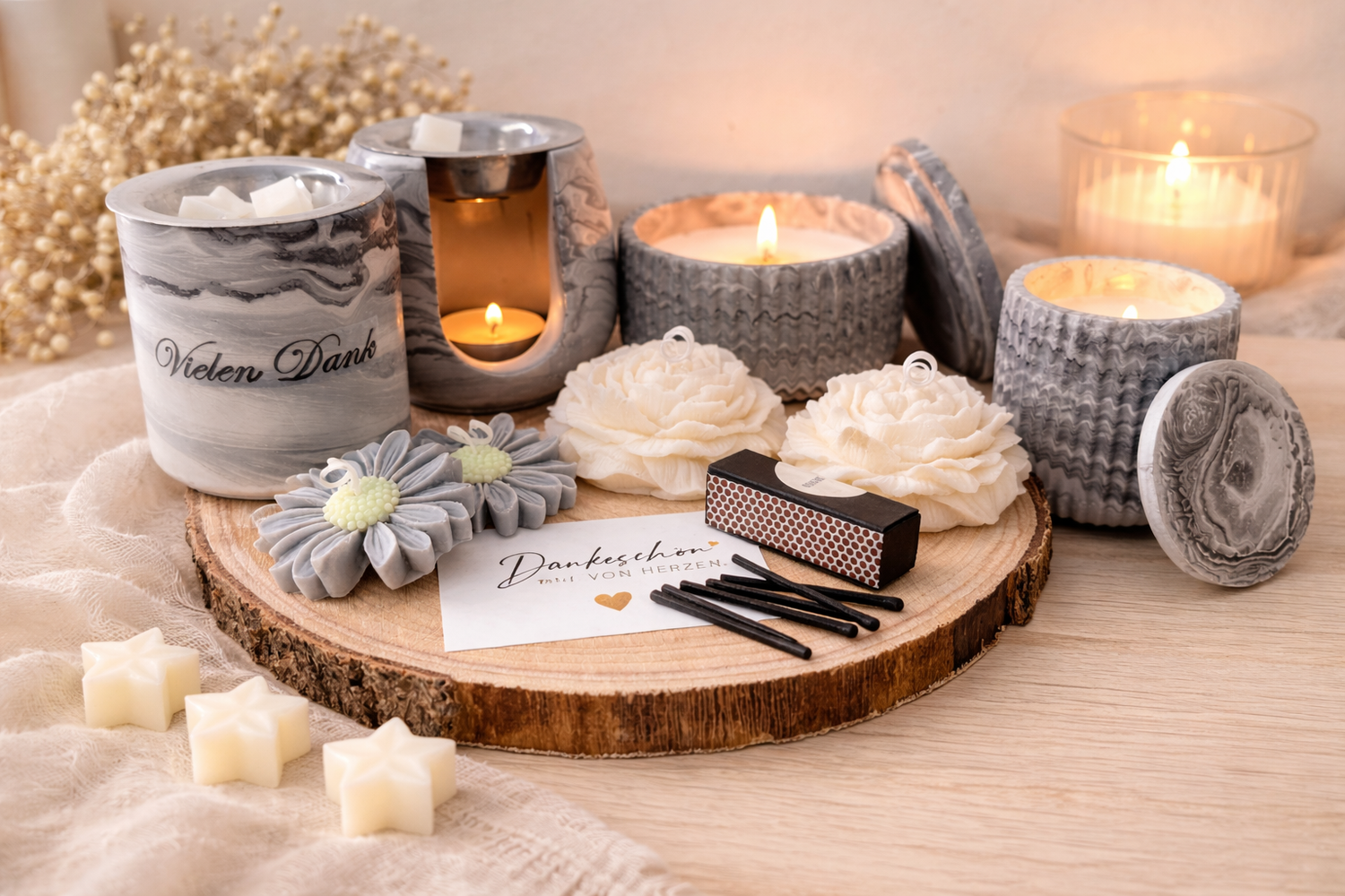Handgemachtes Kerzen Geschenkset mit Duftkerzen und Dekoration – stilvolles Geschenk im romantischen Lifestyle Stil auf Holztablett
