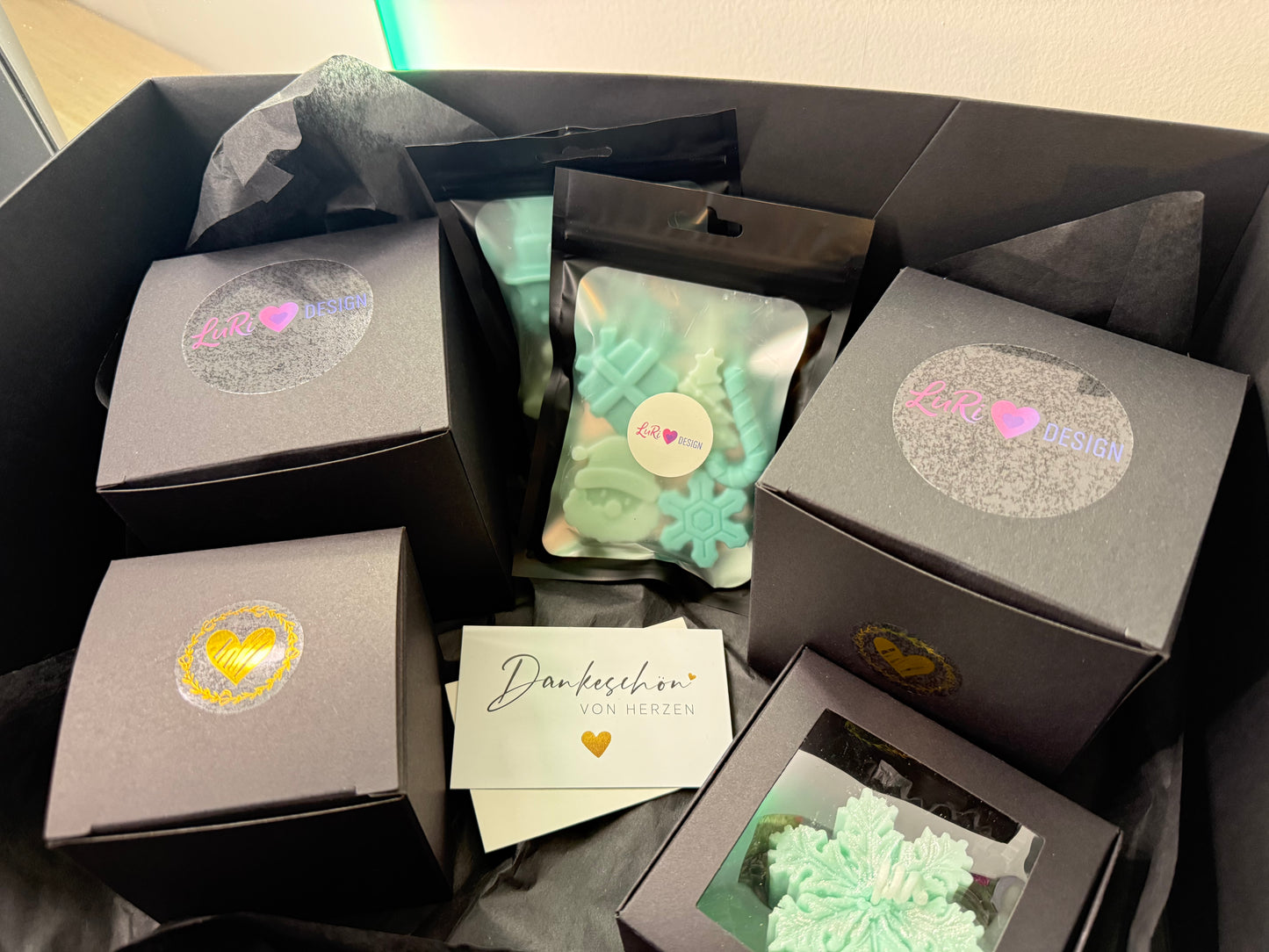 Weihnachtsgeschenkbox – mit Duftwachsschmelzer, Duftkerzen, weihnachtliche Dekokerzen und Duftmelts