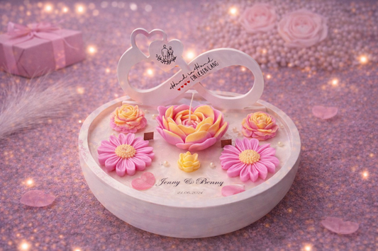 Personalisierte Hochzeitskerze mit Namen Jenny und Benny, Datum und Blumen auf Tablett, handgemachtes romantisches Geschenk zur Hochzeit oder Verlobung
