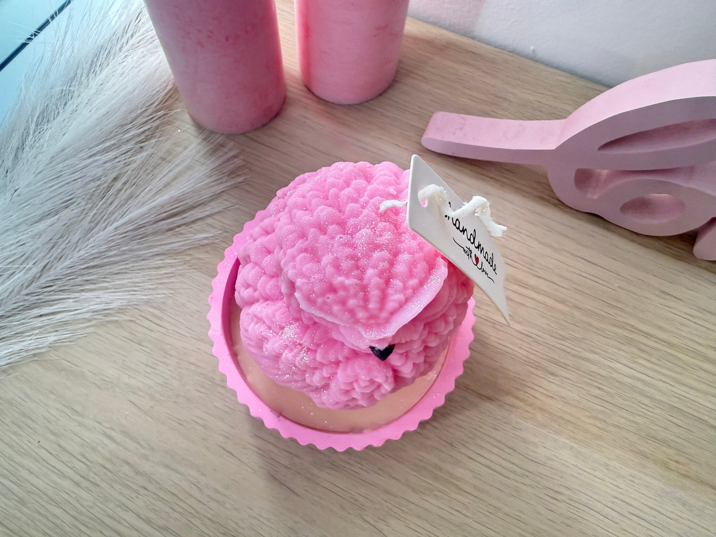 Handgefertigte Eulenkerze in passender Rillenschale – modernes Design aus Sojawachs & Gips