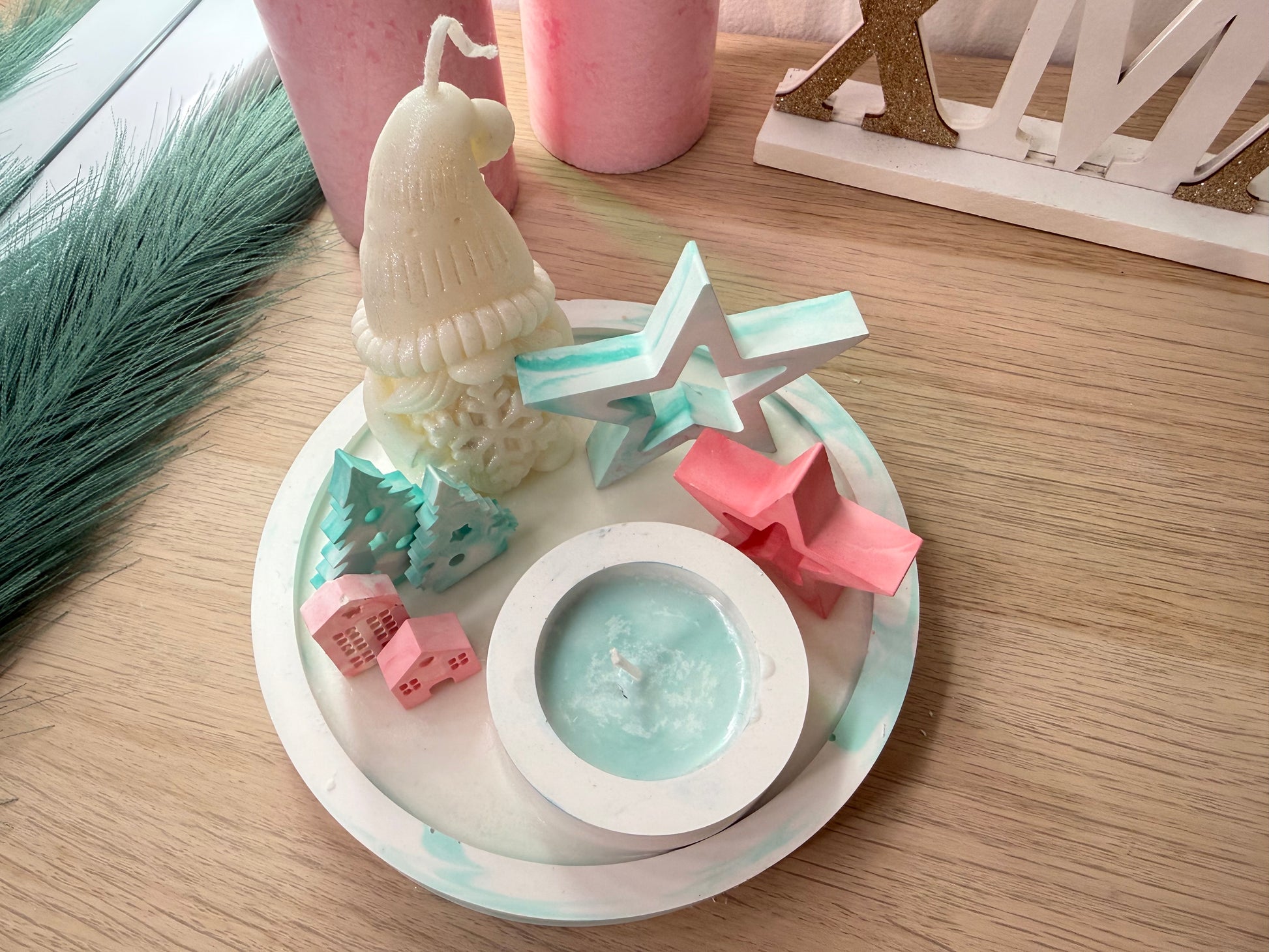 Handgegossenes Winter-Dekoarrangement in Pastell – moderne Geschenkidee für die Weihnachtszeit – personalisierbare Winterdekoration – handgemacht, personalisierbar, hochwertige Deko