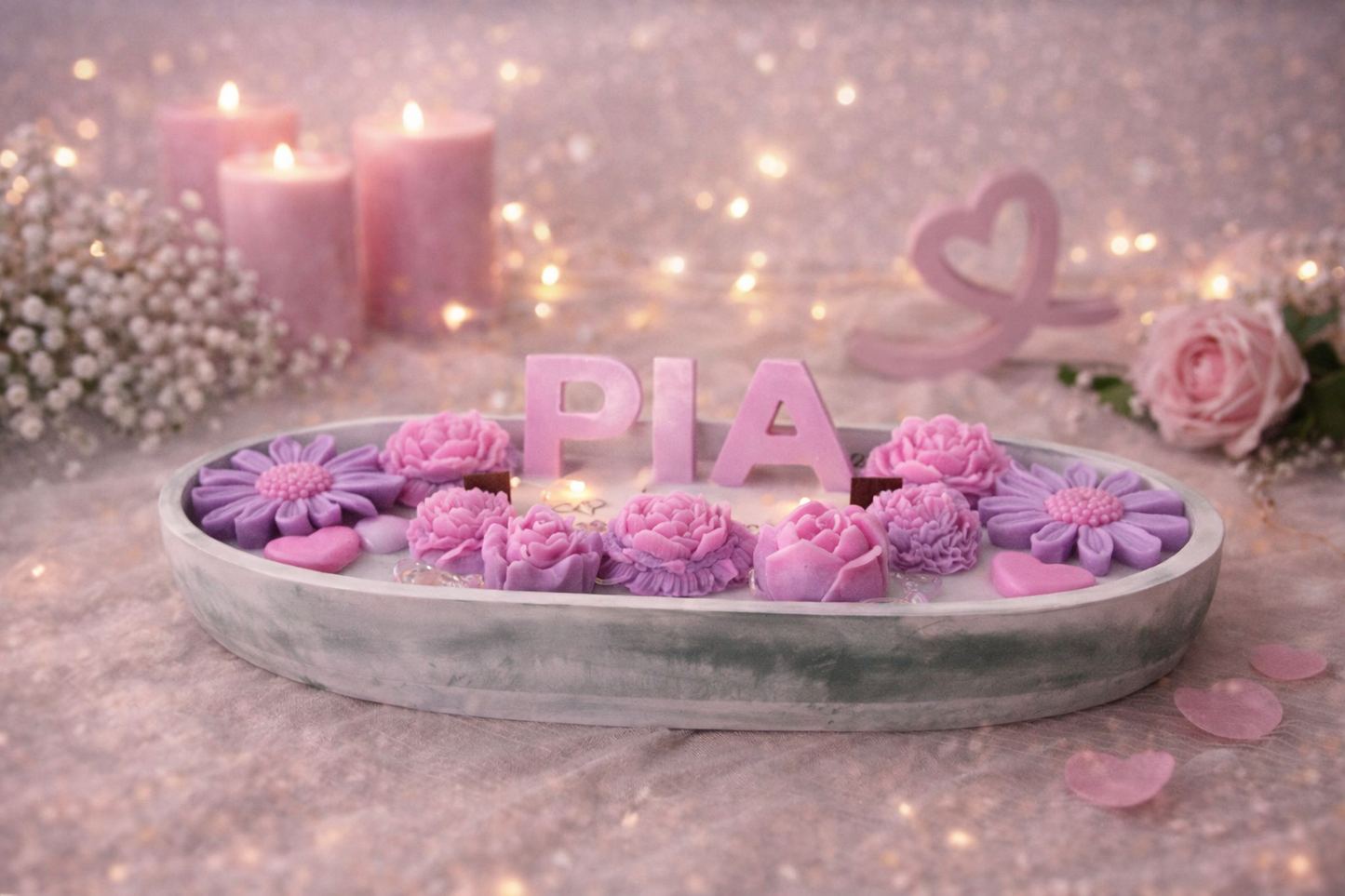 Personalisierte Kerzen Deko mit Namen „Pia“ auf ovalem Tablett, handgemachtes Geschenk mit Blumenkerzen in romantischem Lifestyle Stil für Geburtstag, Taufe oder besondere Anlässe