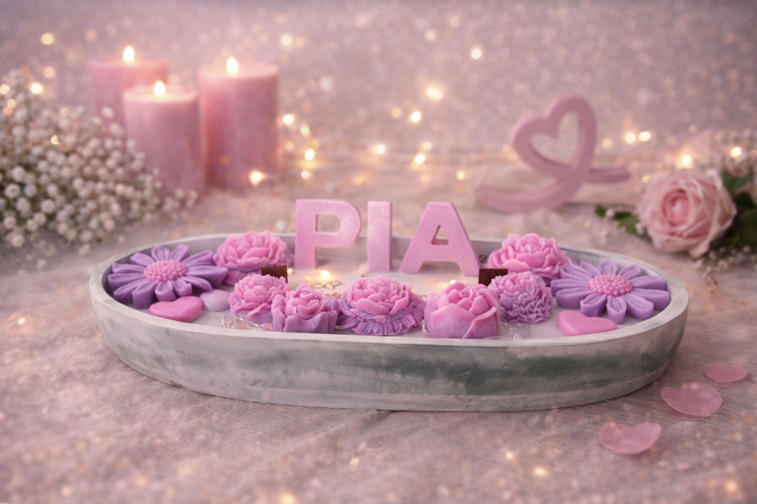 Personalisierte Kerzen Deko mit Namen „Pia“ auf ovalem Tablett, handgemachtes Geschenk mit Blumenkerzen in romantischem Lifestyle Stil für Geburtstag, Taufe oder besondere Anlässe
