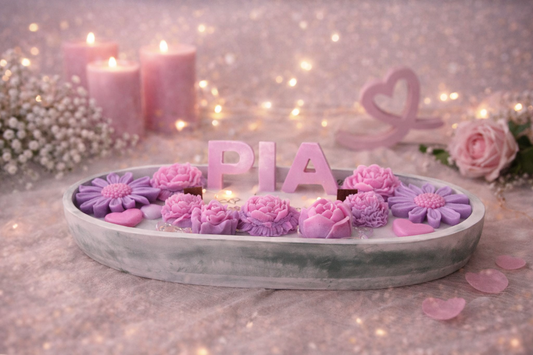 Personalisierte Kerzen Deko mit Namen „Pia“ auf ovalem Tablett, handgemachtes Geschenk mit Blumenkerzen in romantischem Lifestyle Stil für Geburtstag, Taufe oder besondere Anlässe