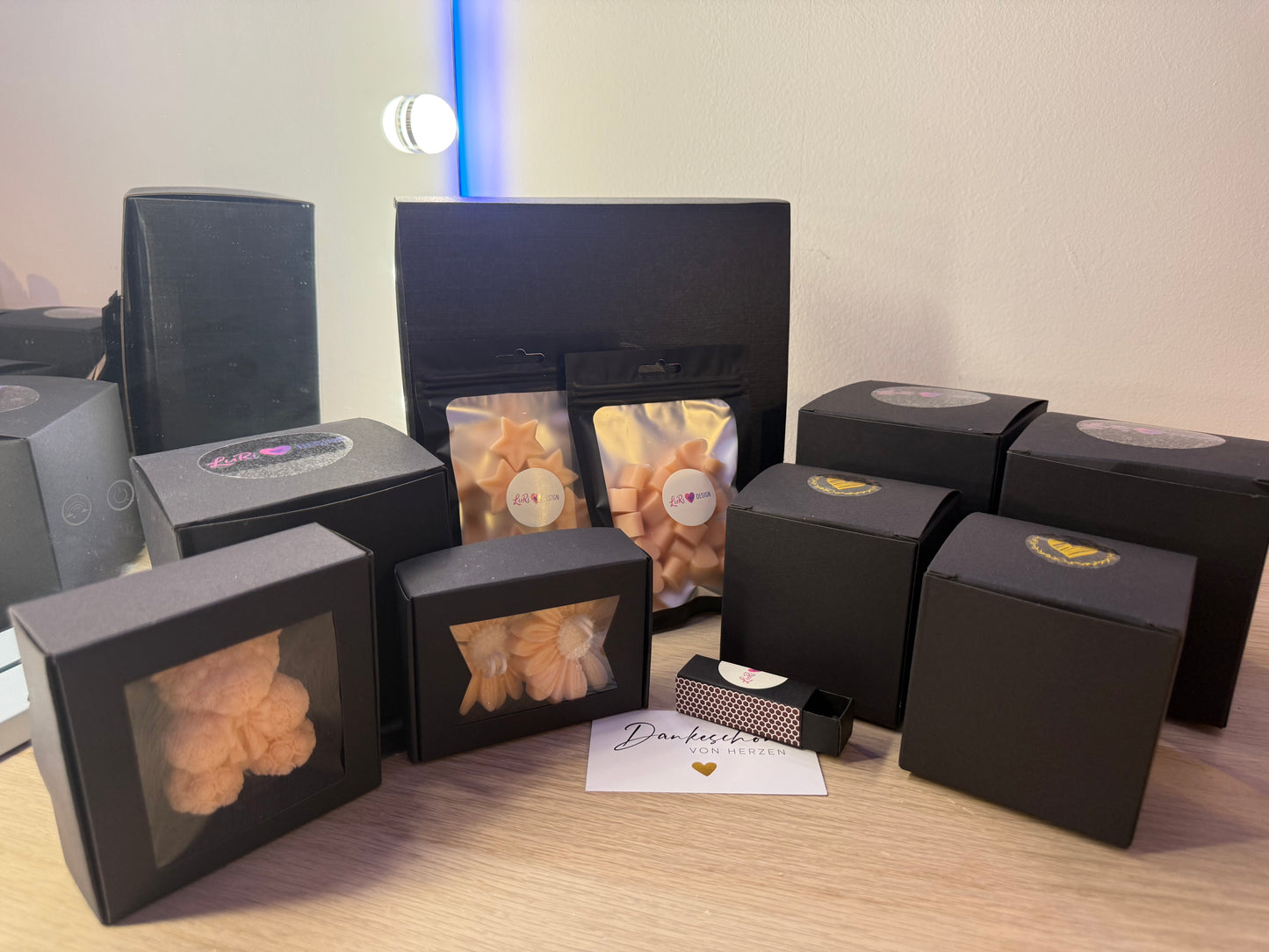 Handgegossene Teddy-Kerzen in Orange als liebevolle Dekoration – Bestandteil der Teddy-Geschenkbox von LuRi Design