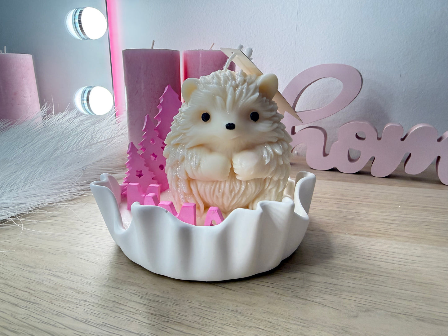 Handgefertigte Igel Mama Kerze in dekorativer Schale, liebevolles Geschenk für Mama