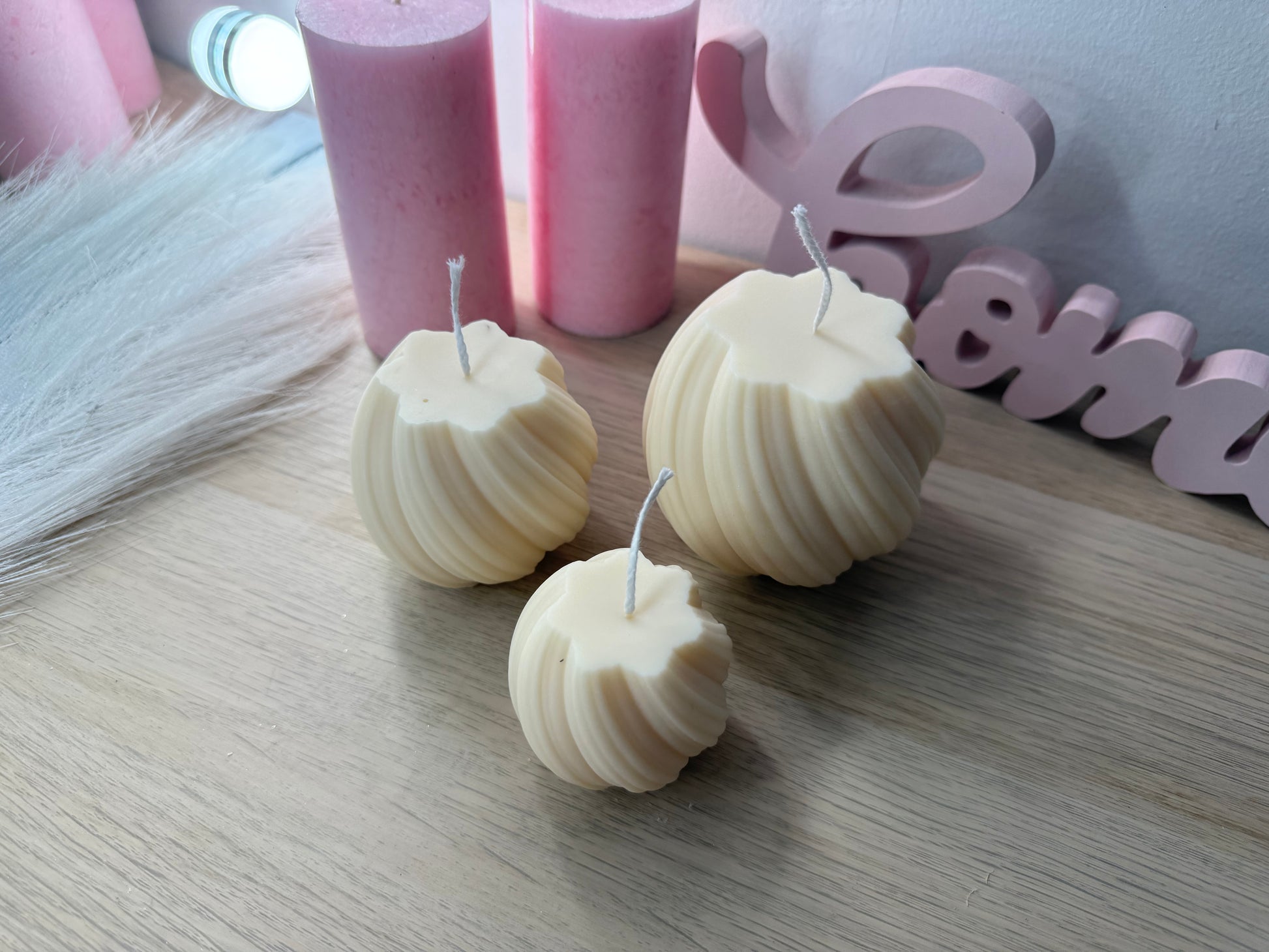 Swirl-Kerzen Set von oben fotografiert, drei Größen in moderner Designerform.