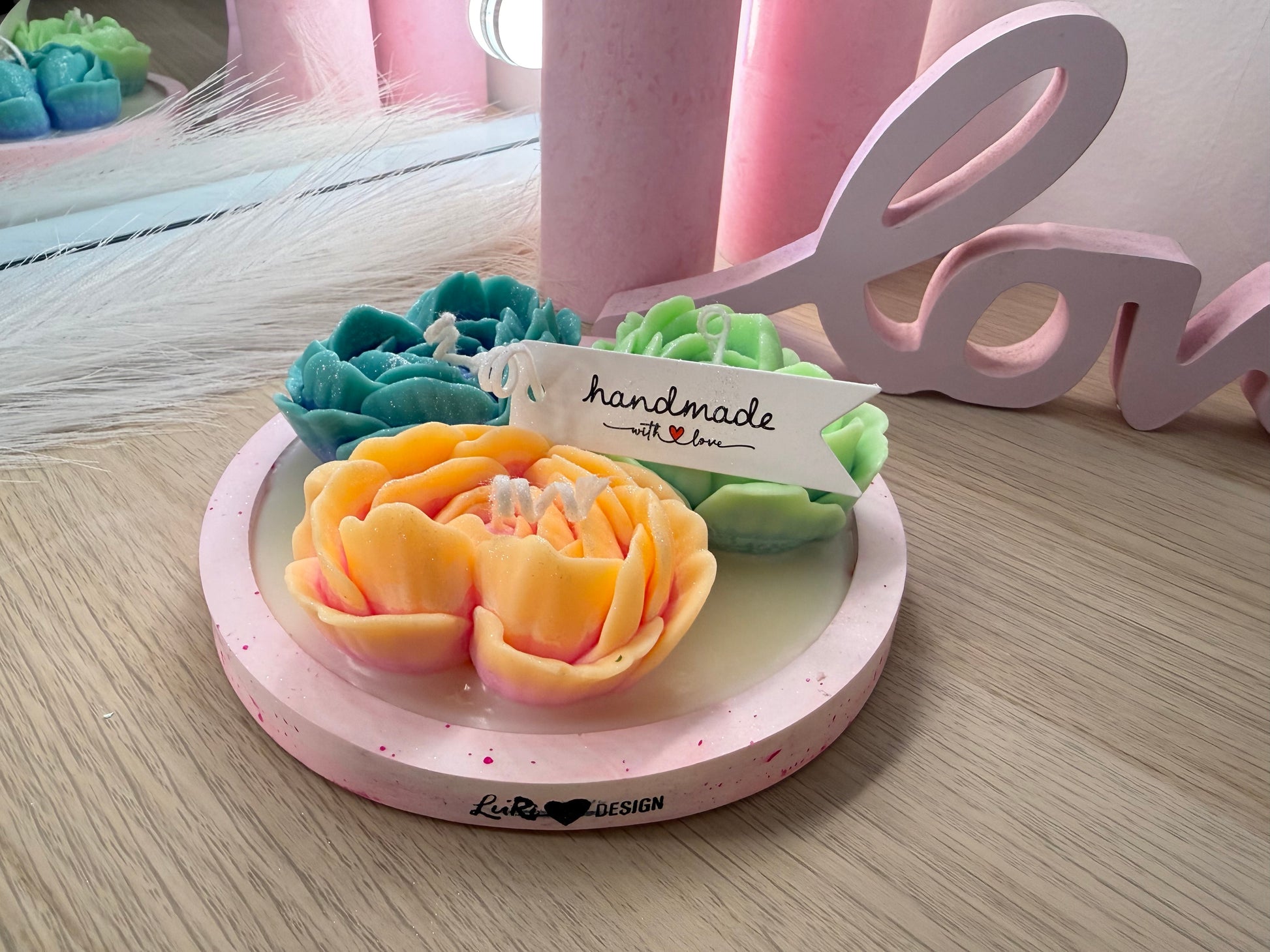 🌸 Handgemachte Blüten aus Wachs auf Gips-Tablett – Rosa, Blau & Mint – personalisierbares Geschenk – handgemacht, personalisierbar, hochwertige Deko