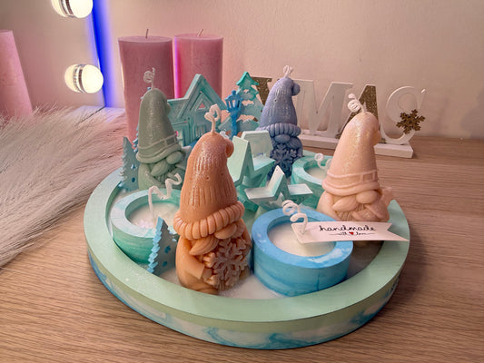 Handgemachte Deko-Schale in Grün mit Wichtelkerzen, Winterhäuschen, Sternen und Tannen, liebevoll arrangiert.