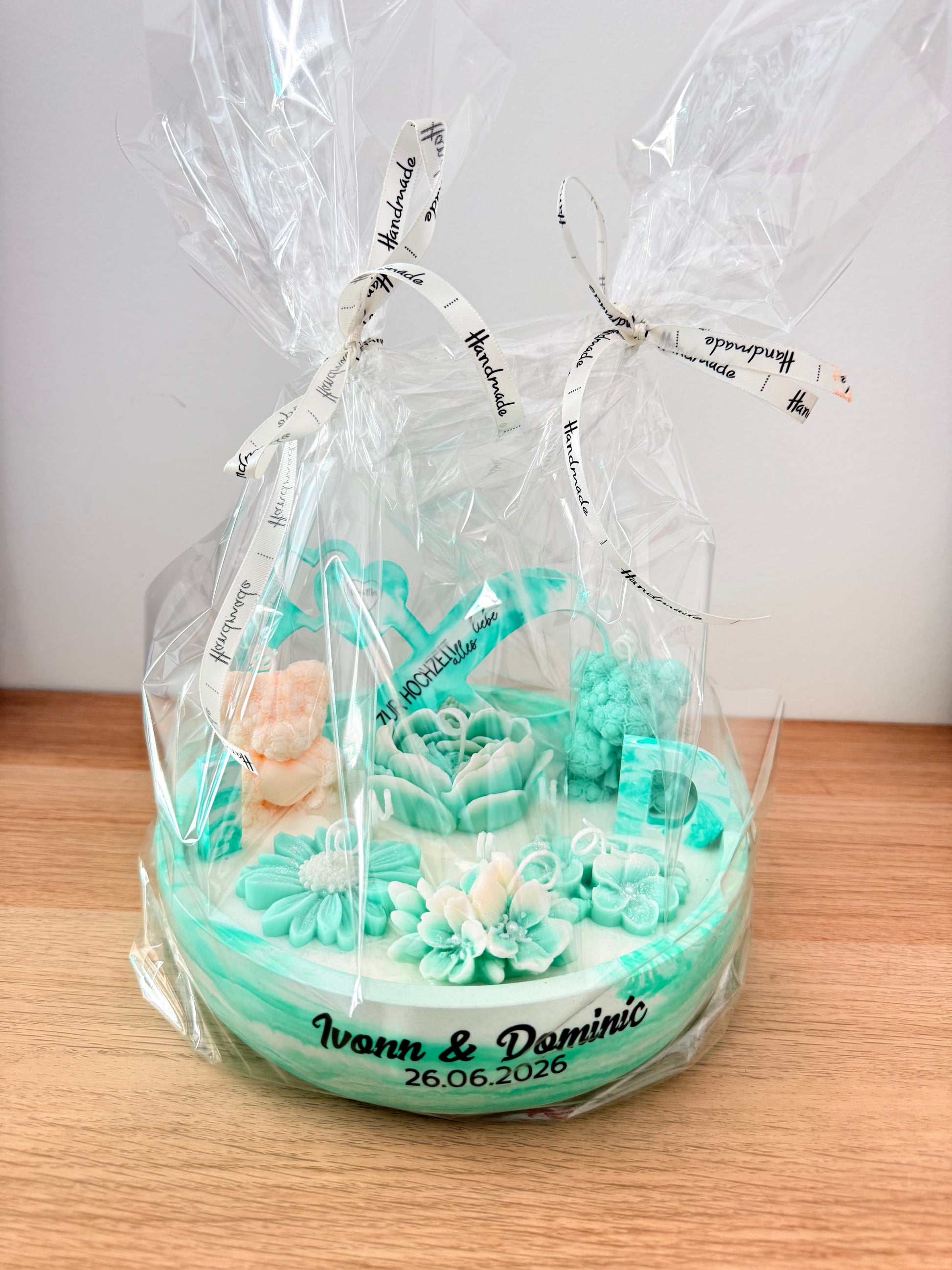 Personalisierte Geschenkidee zur Hochzeit mit Namen des Brautpaares, Blumenkerzen und Hochzeitsmotiv in großer Dekoschale