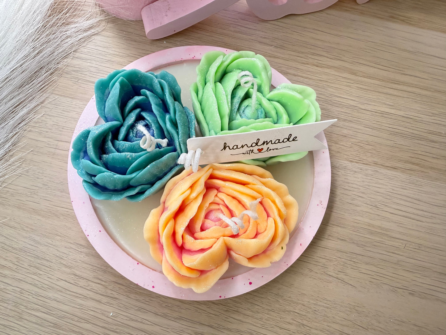 🌸 Handgemachte Blüten aus Wachs auf Gips-Tablett – Rosa, Blau & Mint – personalisierbares Geschenk – handgemacht, personalisierbar, hochwertige Deko