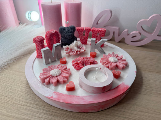 „Handgefertigte Deko-Schale in Rosa und Weiß mit großen Blütenelementen, LOVE-Buchstaben, Bärenfigur und den Buchstaben M und K auf einer glitzernden Wachsfläche. Liebevolle Valentinstags- oder Muttertagsdeko in zarten Pinktönen.“