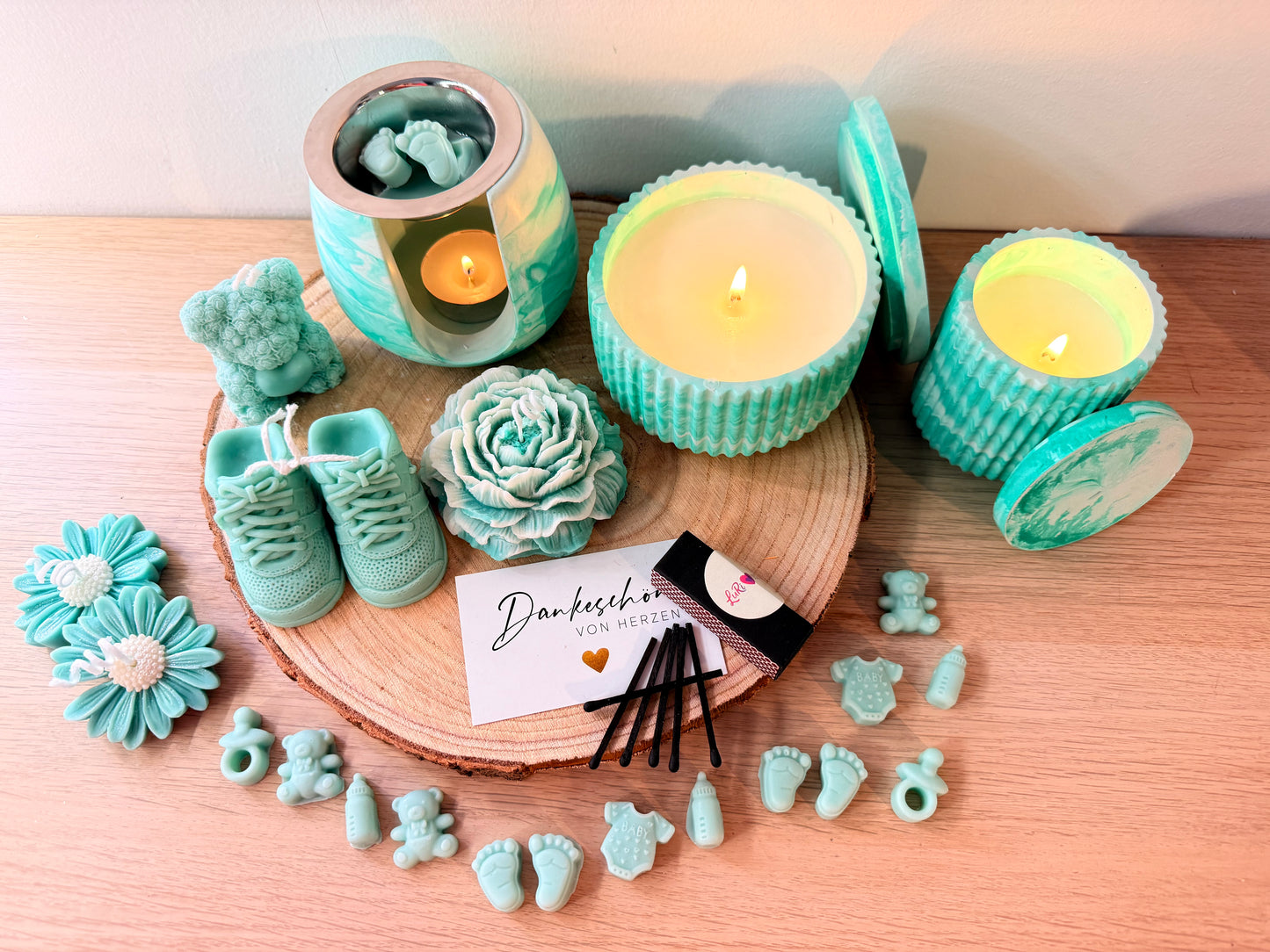 Geschenkbox Geburt- mit Duftwachsschmelzer, Duftkerzen und Dekokerzen, Duftmelts im Babydesign