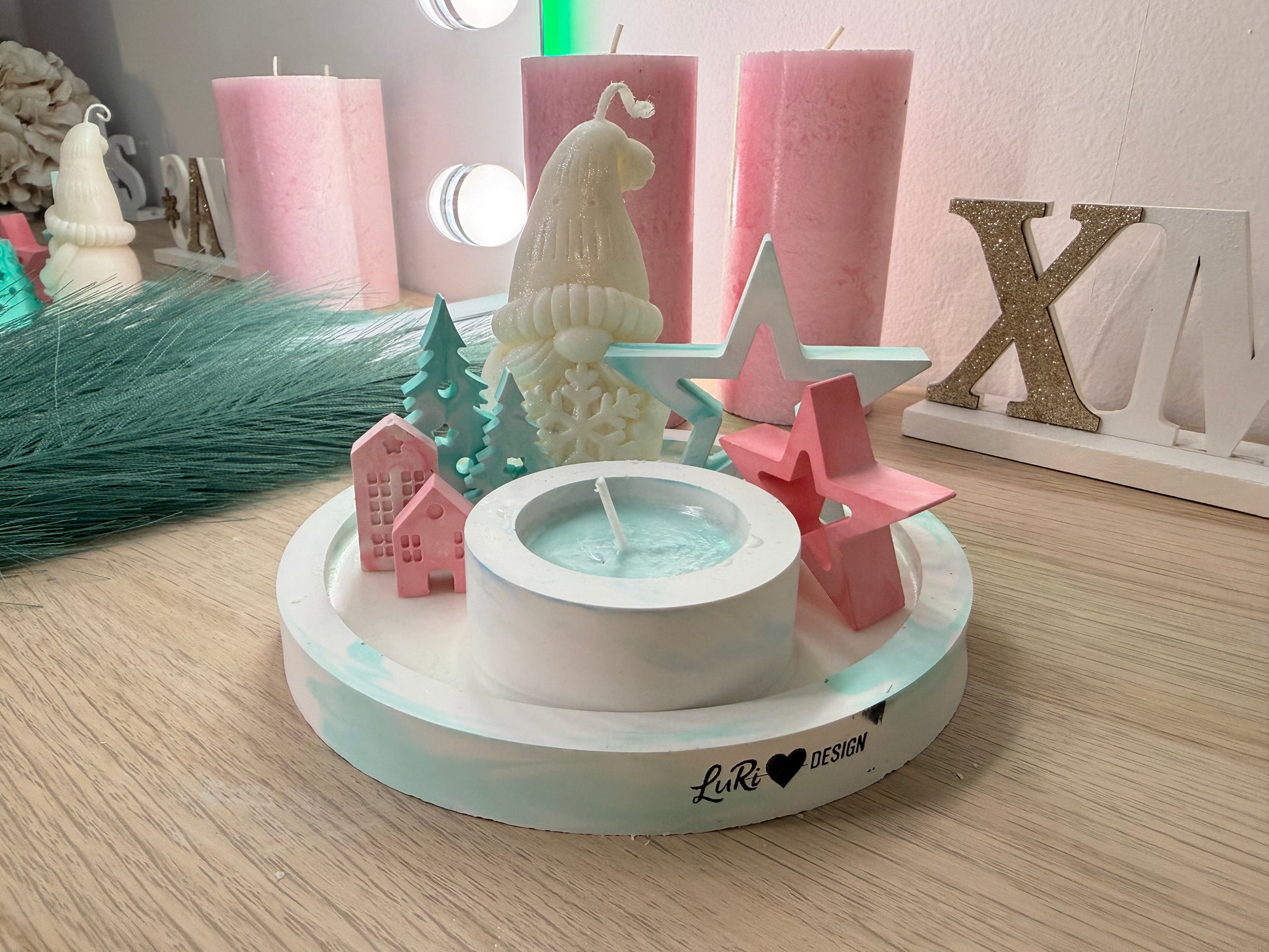 Handgegossenes Winter-Dekoarrangement in Pastell – moderne Geschenkidee für die Weihnachtszeit – personalisierbare Winterdekoration – handgemacht, personalisierbar, hochwertige Deko