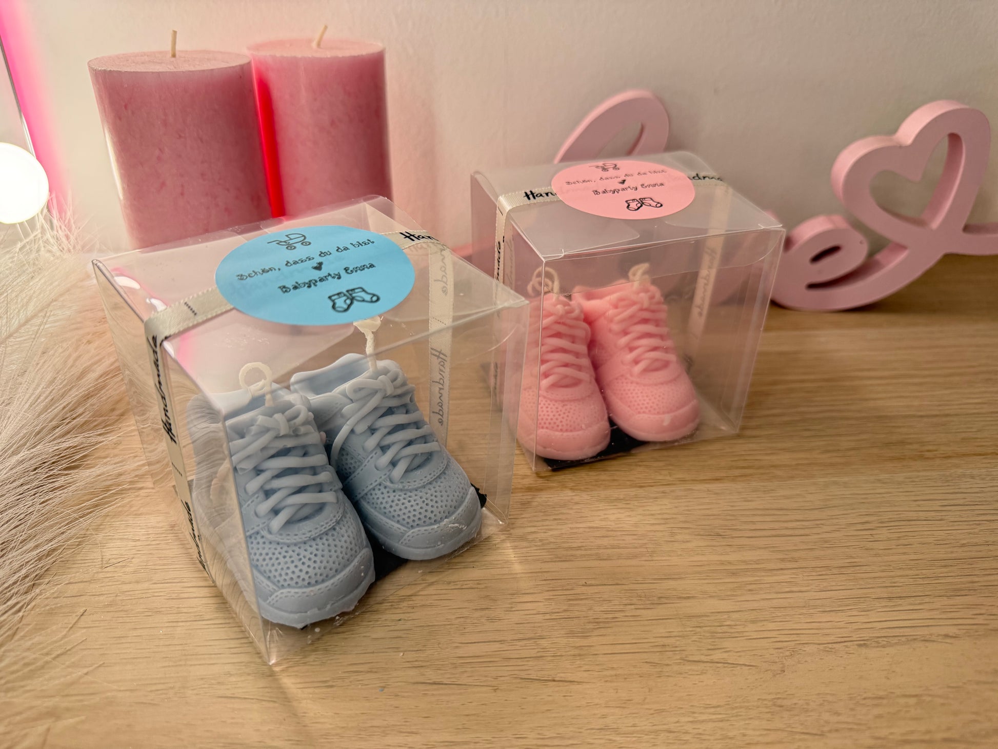 Babyschuhe Gastgeschenk mit personalisiertem Sticker Name und Datum in Geschenkbox