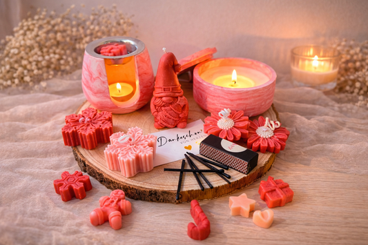 Romantisches Kerzen Geschenkset in Rot mit Duftkerzen, Wax Melts und dekorativen Blüten auf Holztablett – perfekte Geschenkidee für Weihnachten und besondere Anlässe