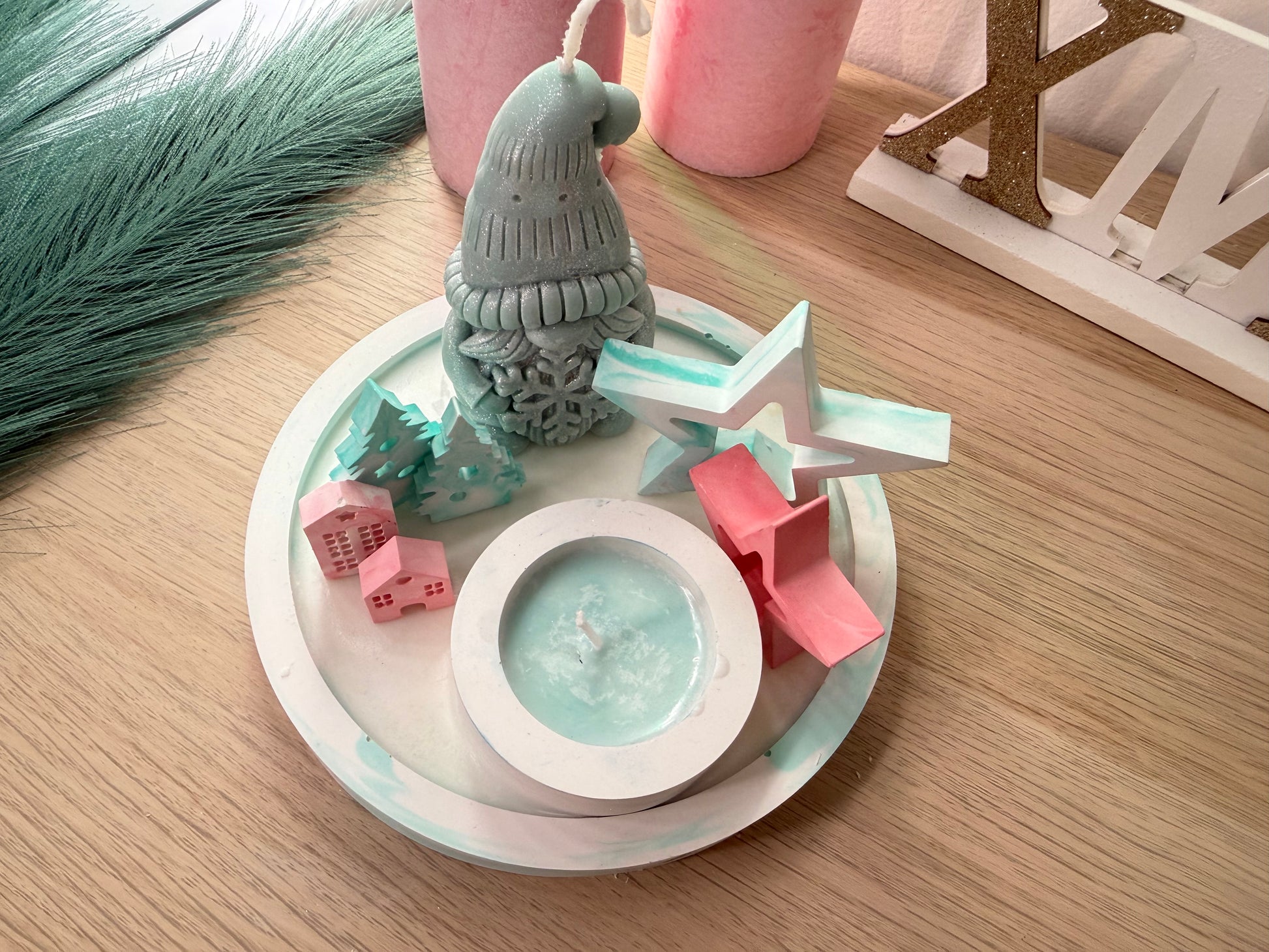 Handgegossenes Winter-Dekoarrangement in Pastell – moderne Geschenkidee für die Weihnachtszeit – personalisierbare Winterdekoration – handgemacht, personalisierbar, hochwertige Deko