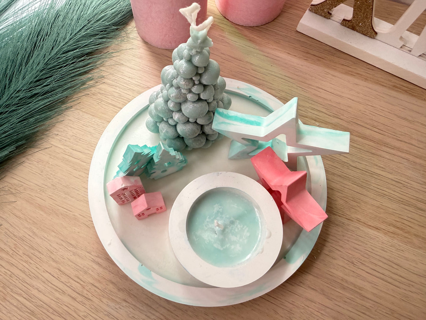 Handgegossenes Winter-Dekoarrangement in Pastell – moderne Geschenkidee für die Weihnachtszeit – personalisierbare Winterdekoration – handgemacht, personalisierbar, hochwertige Deko