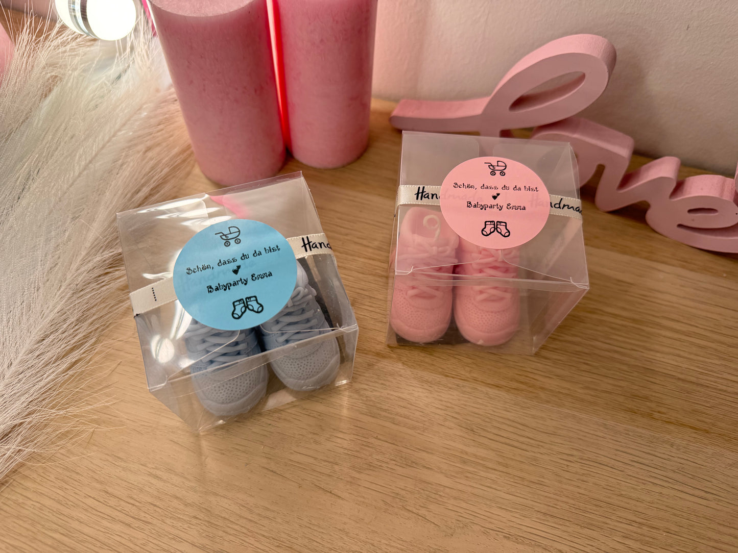 Blaue Babyschuhe als Gastgeschenk zur Babyshower in Geschenkbox