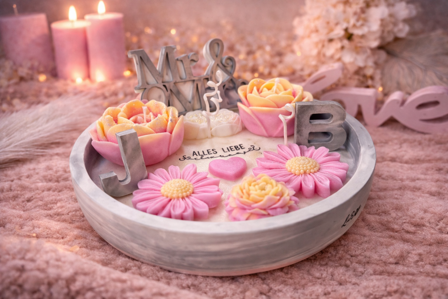 Personalisierte Kerzen Geschenkbox mit „Mr & Mrs“, Initialen und Blumenkerzen in Rosa – romantisches Hochzeitsgeschenk handgemacht