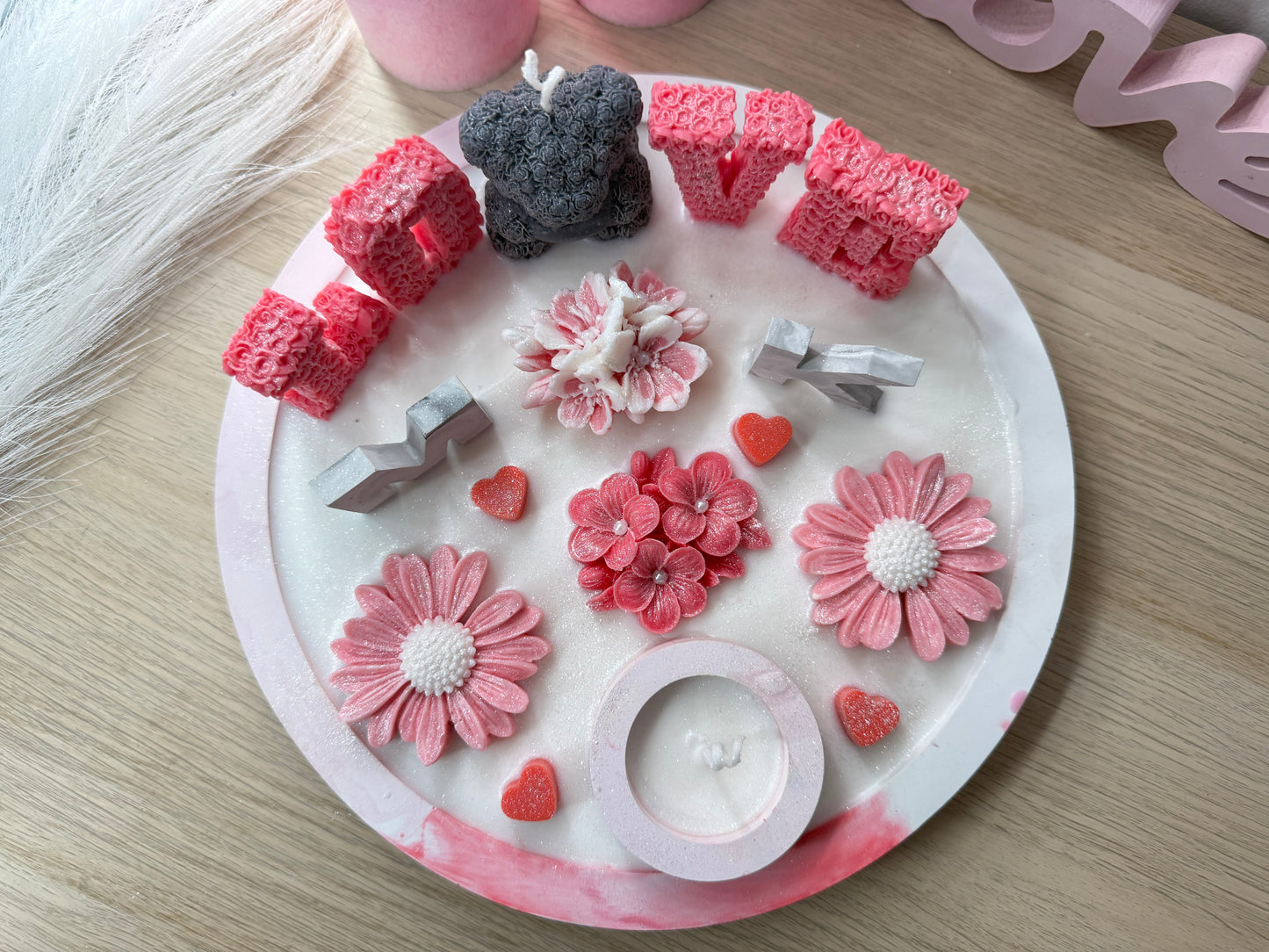 LOVE-Schale Rosa XXL– Handgegossene Deko-Schale mit Blüten, Bärenfigur & Initialen (personaliserbar)