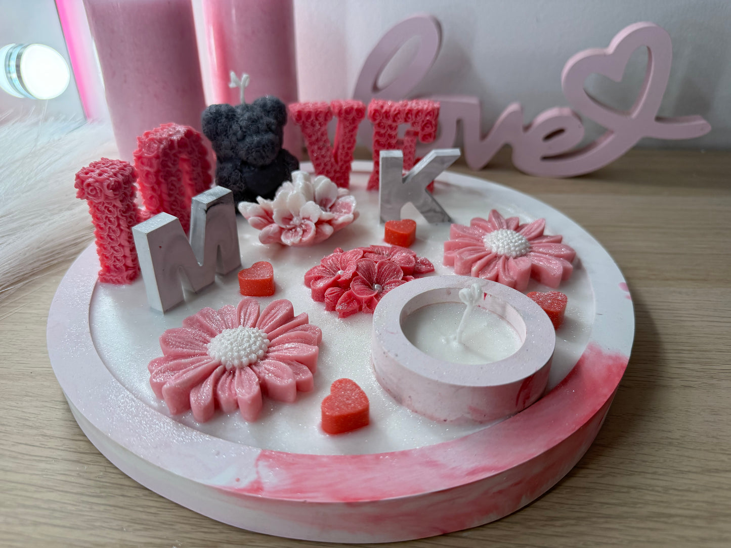 LOVE-Schale Rosa XXL– Handgegossene Deko-Schale mit Blüten, Bärenfigur & Initialen (personaliserbar)