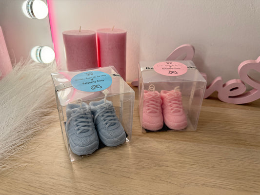 Baby Party Gastgeschenk Babyschuhe in Geschenkbox mit personalisiertem Sticker Name und Datum